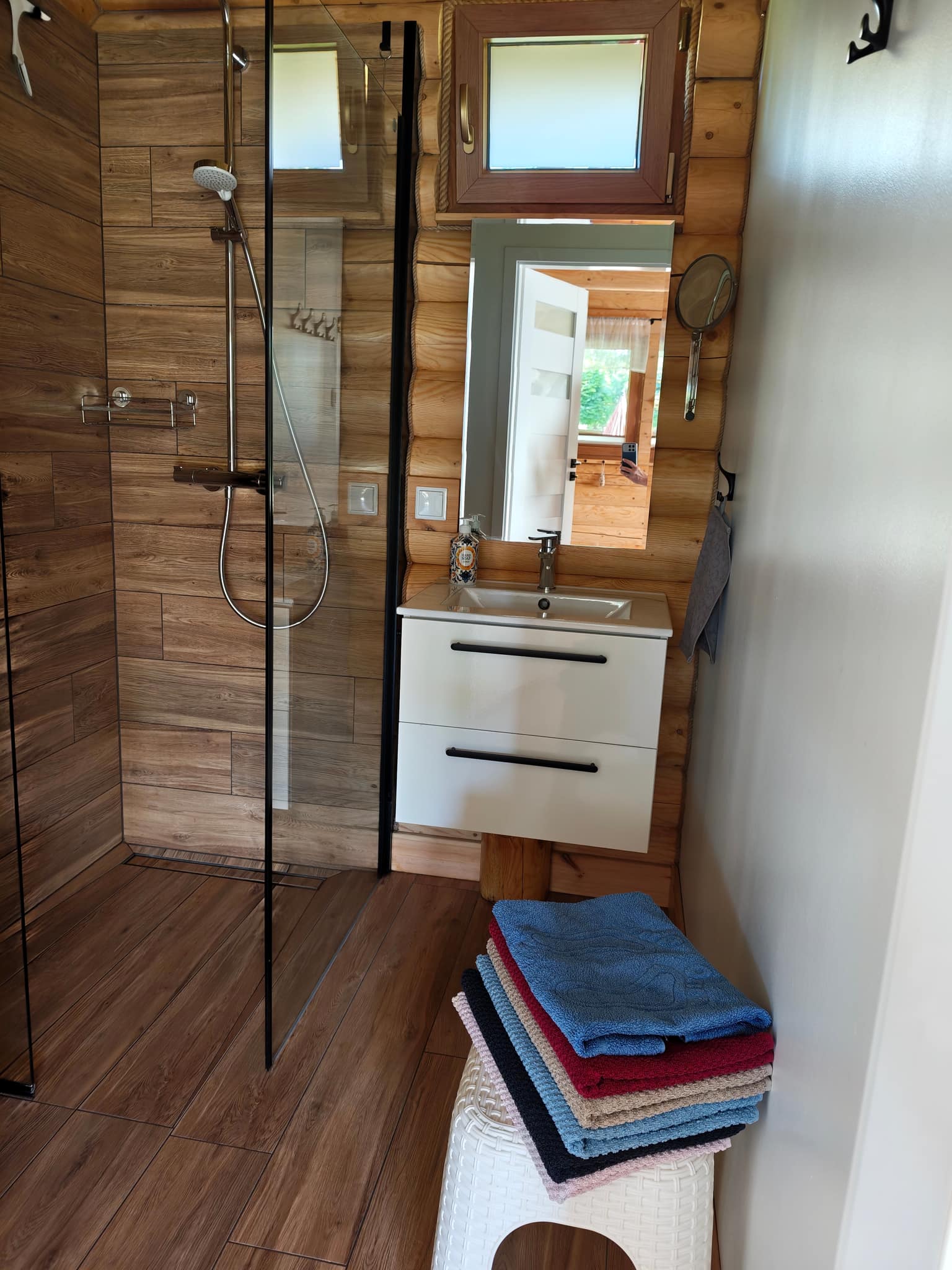 Badezimmer mit Dusche im Ferienhaus
