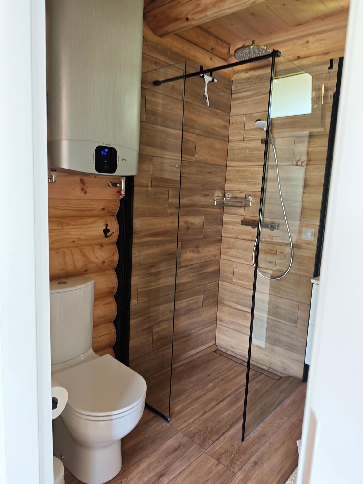 Badezimmer mit Dusche im Ferienhaus