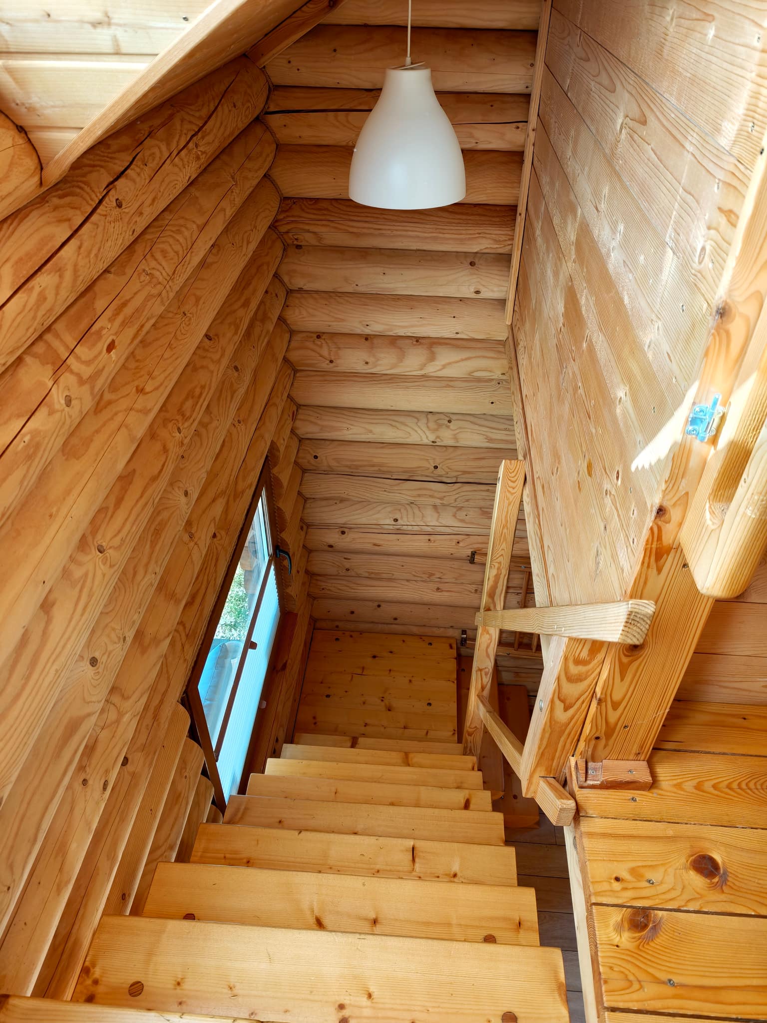 Holztreppe zum Dachgeschoss