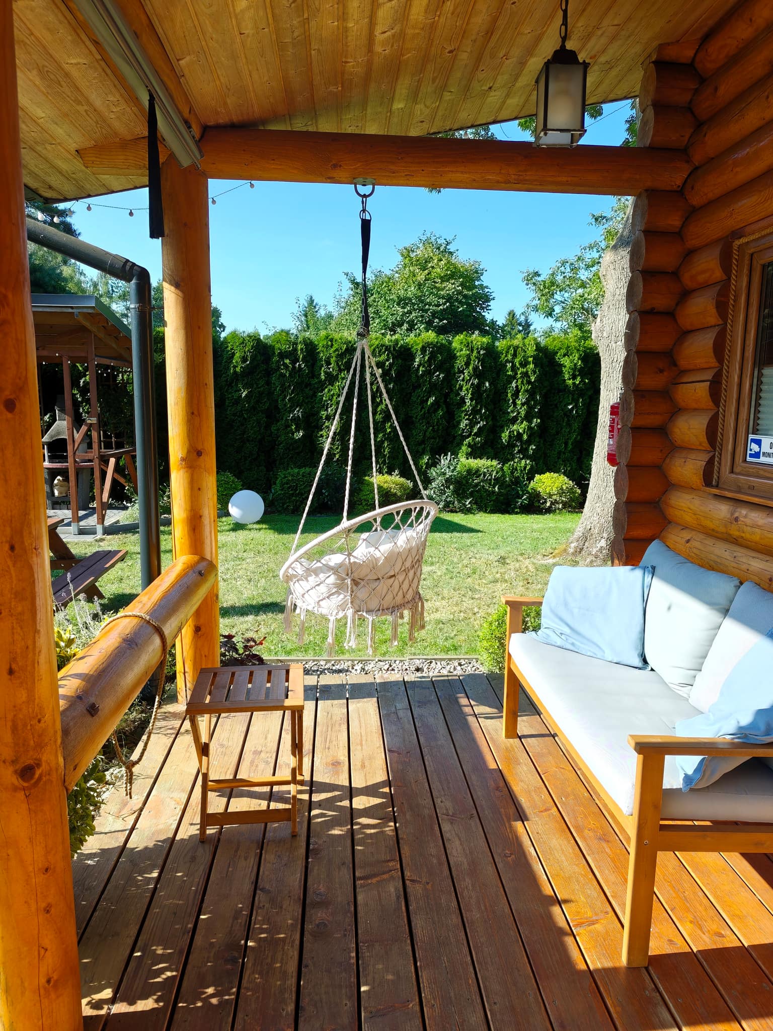 Eigene Terrasse mit Tisch und Stühlen