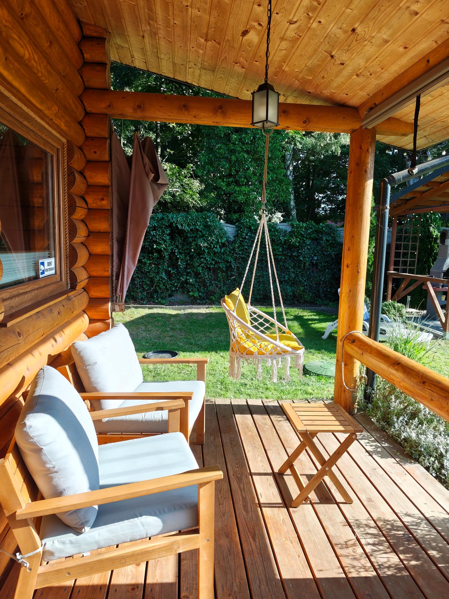 Eigene Terrasse mit Tisch und Stühlen