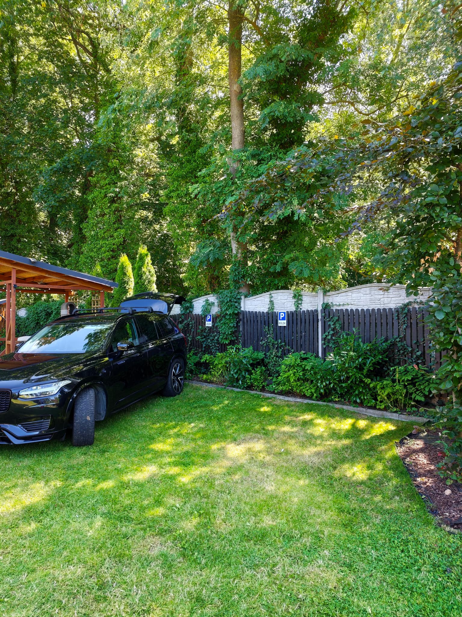 Kostenloser Parkplatz auf dem eingezäunten Grundstück