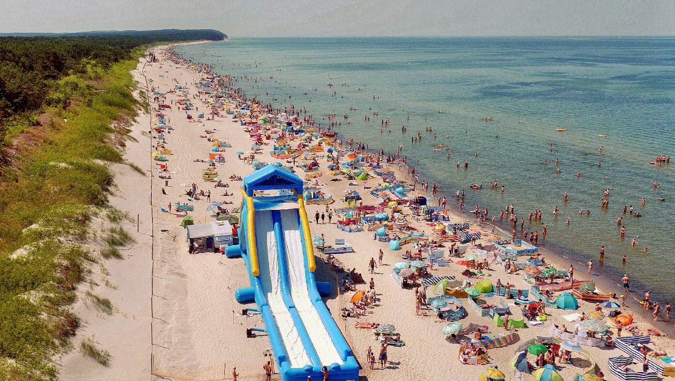 Breiter Sandstrand in Dziwnówek an der Ostsee