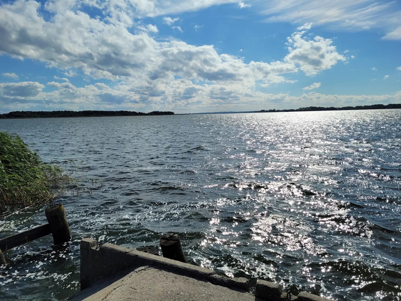 Steg Szuwarek — betonierter Zugang zum Wasser an der Wrzosowo-Bucht