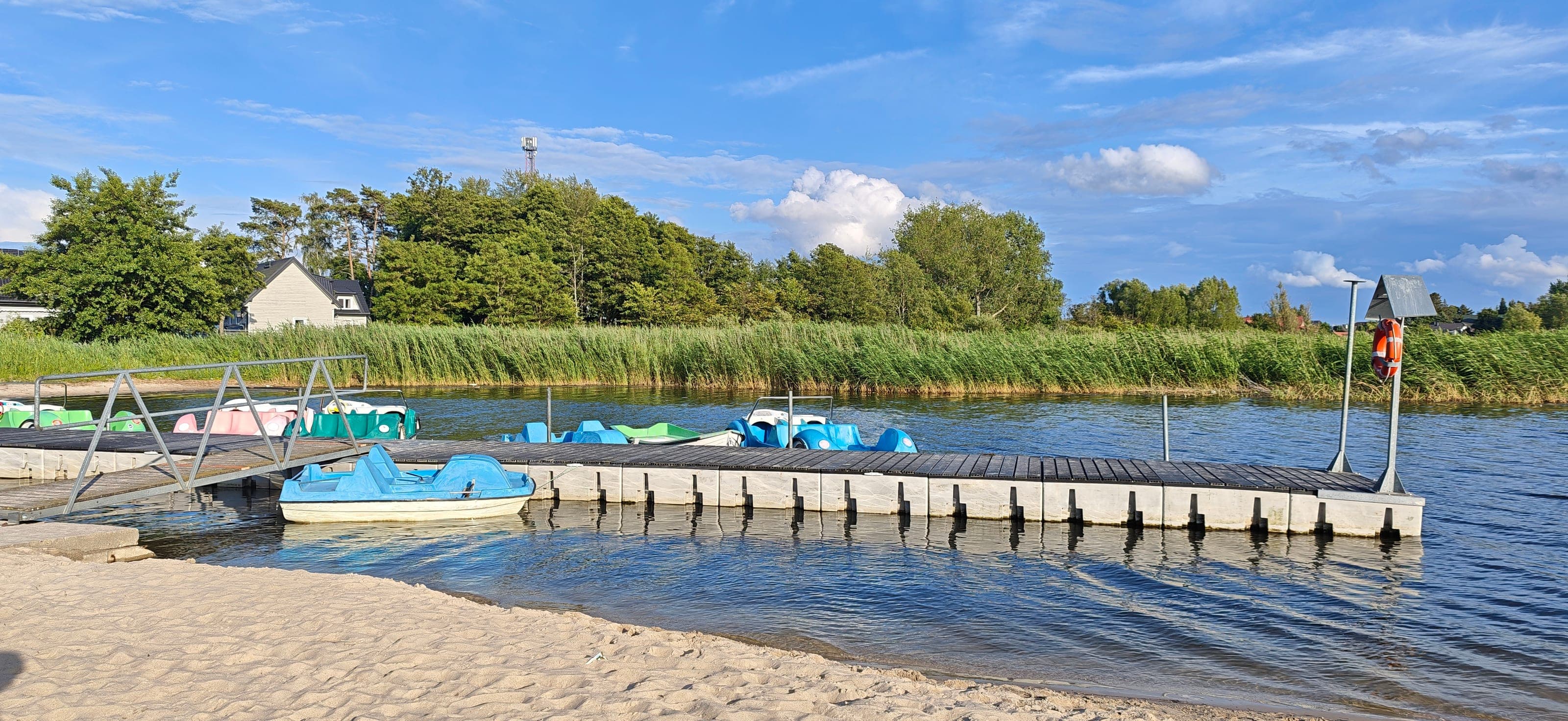 Pomost nad wodą w okolicy